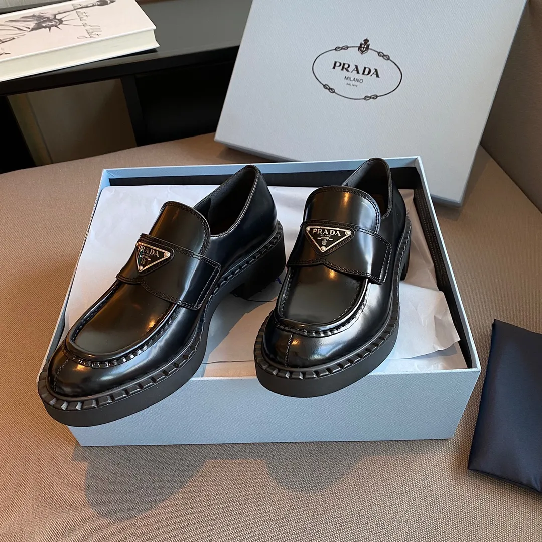 👟👟Ex-factory price 480👟👟 PRADA Prada's 2021 spring and summer upgraded version of the triangular logo Loaf slippers. Compared with last year's old loafers, the triangle logo of this one has been changed to silver, and a gear print design has been added to the welt. It feels more delicate and fashionable! The thick-soled design can add a lot of height to your feet!  Purchase the original, disassemble and reproduce it to restore the authentic taste. The top purchasing version!  qThe upper is made of original open-edge beaded cowhide, which is super textured. The lining is made of top-grade mixed sheepskin. The ZP molded outsole is non-slip and wear-resistant. The code number is 35-41.